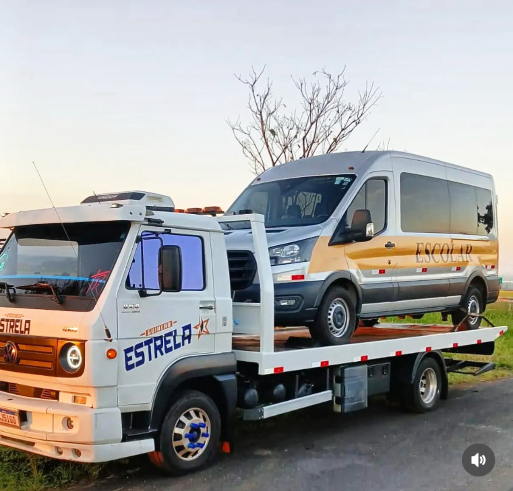 Van escolar sendo transportada pela Guincho Estrela